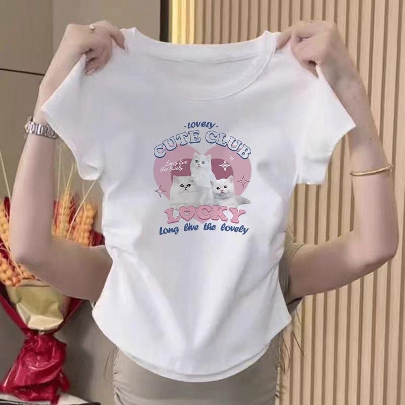 เสื้อยืดคอกลมเสื้อยืดครอปเอวลอยทรงเข้ารูปเสื้อยืดครอป แขนสั้น เวอร์ชั่นเกาหลีของกระแสน้ำแน่นเข้ารูปพอดีสั้นเอวสูงบางผู้ห