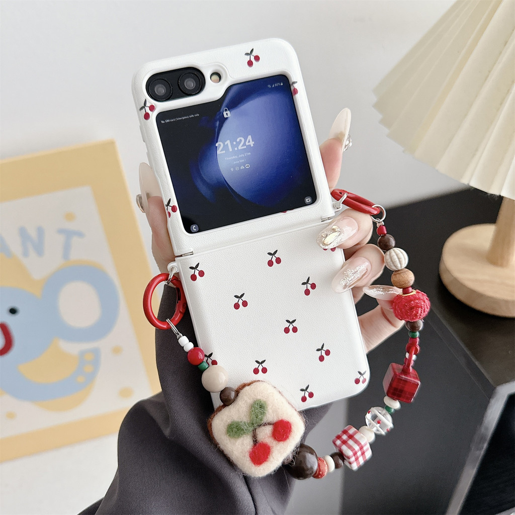Luken ใหม่เกาหลีเต็มหน้าจอสีแดงเชอร์รี่เคสโทรศัพท์สีขาวแข็งพร้อมสร้อยข้อมือ Plush สําหรับ Galaxy Z Flip 6 Z Flip 5 ฝาหลังกันกระแทก OPPO ค้นหา N2 Flip N3 Flip