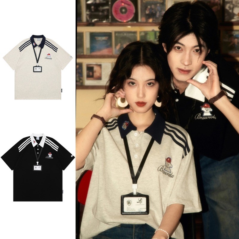 SUIKONE ซุยโคเนะ อเมริกันย้อนยุคสีคมชัดสามบาร์เสื้อโปโลฤดูร้อนสไตล์เป็นกลางเสื้อโปโลหลวม