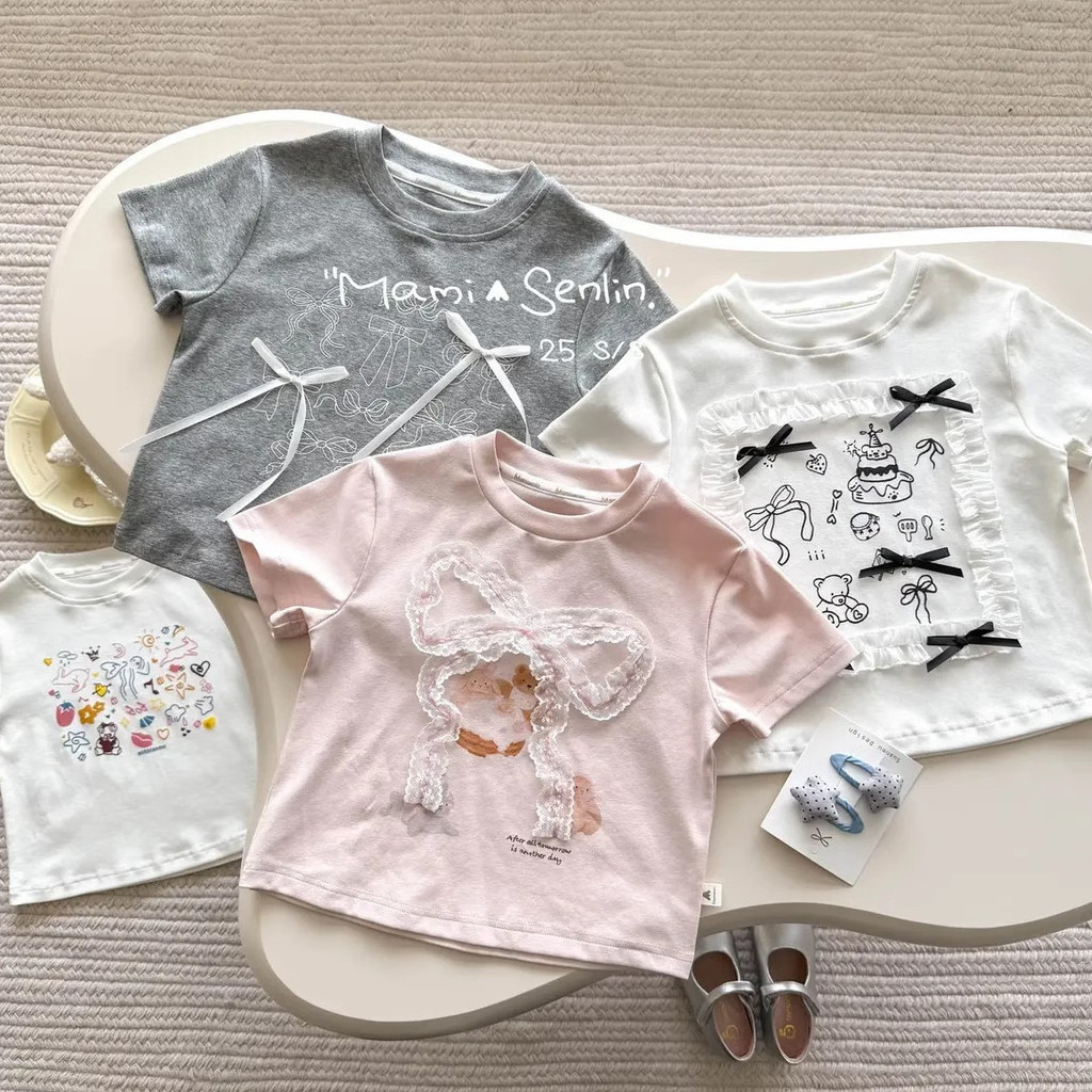 ฤดูร้อน เสื้อยืดแขนสั้นสำหรับเด็กผู้หญิง ลายการ์ตูน โบว์ 3D ขอบลูกไม้ หวานๆ เสื้อเด็ก