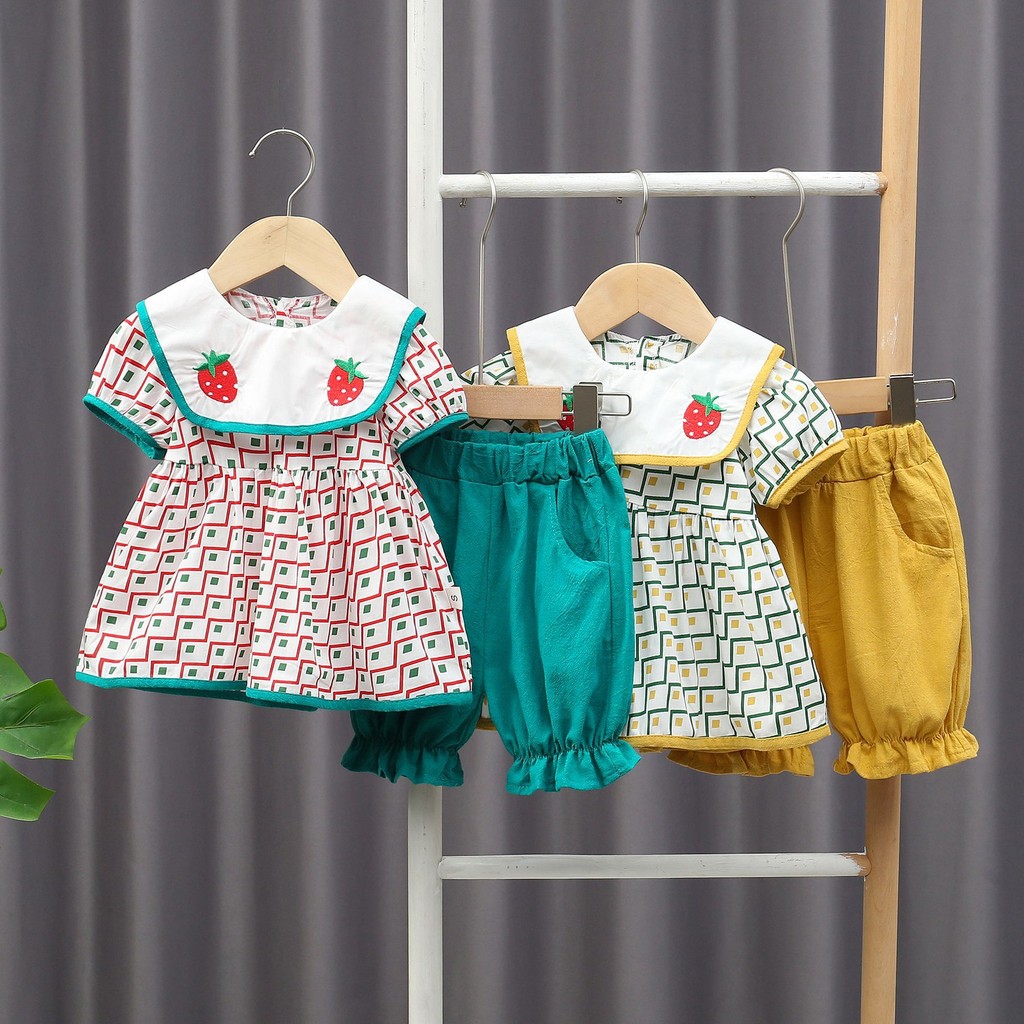 2025 ฤดูร้อนเด็กสาวแฟชั่นเสื้อผ้าชุดเด็กตาหมากรุกเอว Cinched แขนสั้นด้านบนกับสตรอเบอร์รี่ปักปกขนาดใหญ่ + กางเกงขาสั้นผ้าฝ้ายและผ้าลินิน 2 ชิ้นสาวชุด