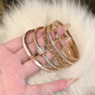 สร้อยข้อมือเหล็กไทเทเนียมสีทองระดับไฮเอนด์ฝังเพชรทรงกลมเครื่องประดับสไตล์อเมริกันยุโรปเหมาะสําหรับของขวัญผู้หญิงหรูหราสําหรับเพื่อน