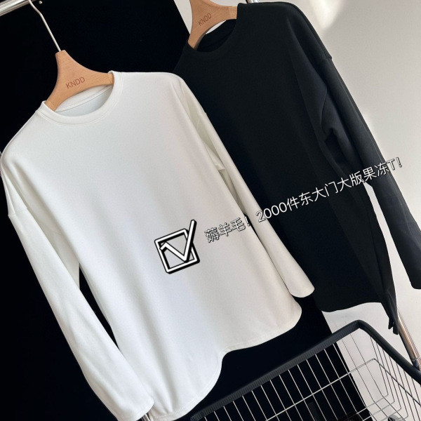 เสื้อไหมพรมคอเต่า เสื้อคอเต่าสาวอวบ 2024ฤดูใบไม้ร่วงและฤดูหนาวผ้ากำมะหยี่สองด้านหลวมสีดำและสีขาวเสื้อตัวในเสื้อ T ทับซ้อนเสื้อผู้หญิงเสื้อขนแกะแขนยาวคอกลม