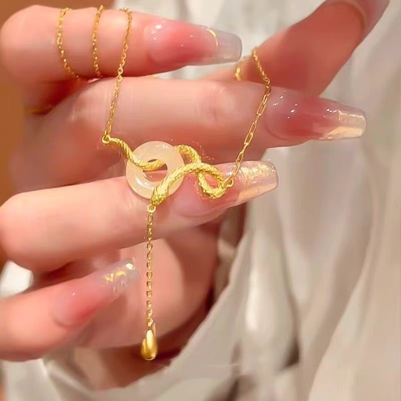 สร้อยคองูทองฤดูใบไม้ร่วงฤดูหนาวสีขาวโมราปลอดภัยหัวเข็มขัดหยกจี้กระดูกไหปลาร้าโซ่หญิง 2025 ปีงู เบนมิง ปี