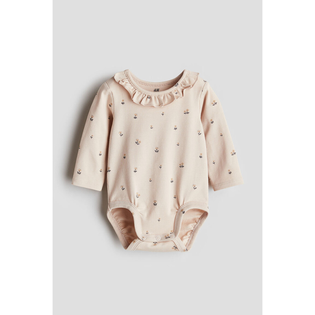 H&M บอดี้สูทผ้าคอตตอนแบบปกแต่งระบาย Infants Flounce-collared cotton bodysuit 1252174_1
