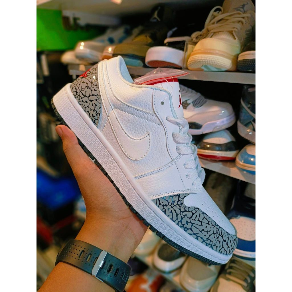 รองเท้า Jordan 1 Low สำหรับผู้ชาย "ไวท์ซีเมนต์" สีขาว/ดำ/เทา/แดง