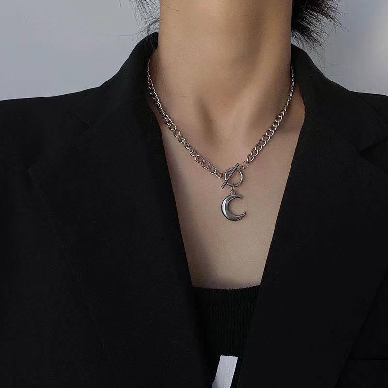 สร้อยคอจี้พระจันทร์เสี้ยวและดาวสีเงิน Y2K สุดเก๋ สร้อยคอหัวเข็มขัด OT สร้อยคอเท่ๆ เครื่องประดับของขว