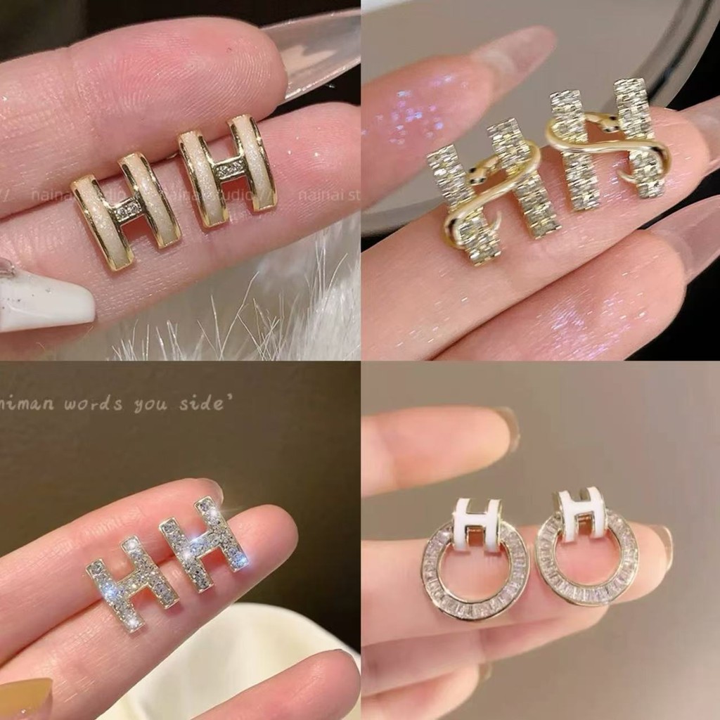 ส925 เข็มเงินเวอร์ชั่นเกาหลีต่างหูเรียบง่ายสําหรับผู้หญิง ชม. จดหมายระดับไฮเอนด์ทุกการแข่งขันต่างหู