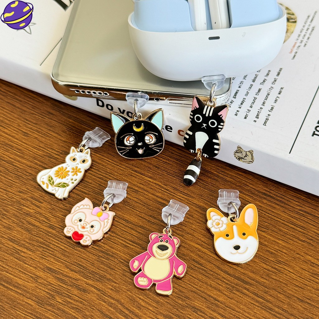 Disney Kuromi การ์ตูนจี้โลหะโทรศัพท์หูฟัง Dust Stopper เหมาะสําหรับ IPhone 16 15 14 Plus 13 12 11 Pro X XS Max XR 6 7 8 Plus USB Type-C อินเทอร์เฟซป้องกันกรณี