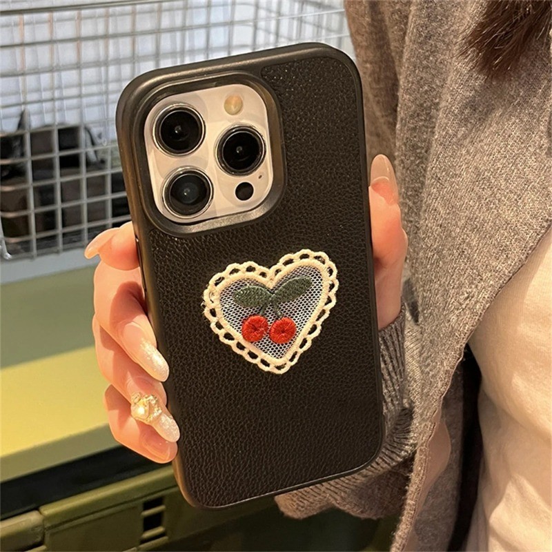 น่ารัก 3D เย็บปักถักร้อย Love Heart Cherry Litchi หนังรูปแบบ Soft Case สําหรับ iPhone 16 Pro Max 15 14 13 12 11 Pro Max 14 15 Plus ฝาครอบกันชน