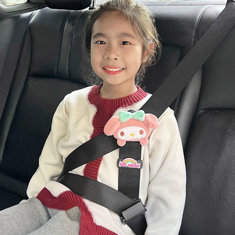 ตัวปรับเข็มขัดนิรภัยสําหรับเด็ก สายรัดยับยั้งชั่งใจคอที่นั่งรถแบบพกพาป้องกันหยิกสําหรับเด็กอุปกรณ์เสริมการเดินทางของทารก