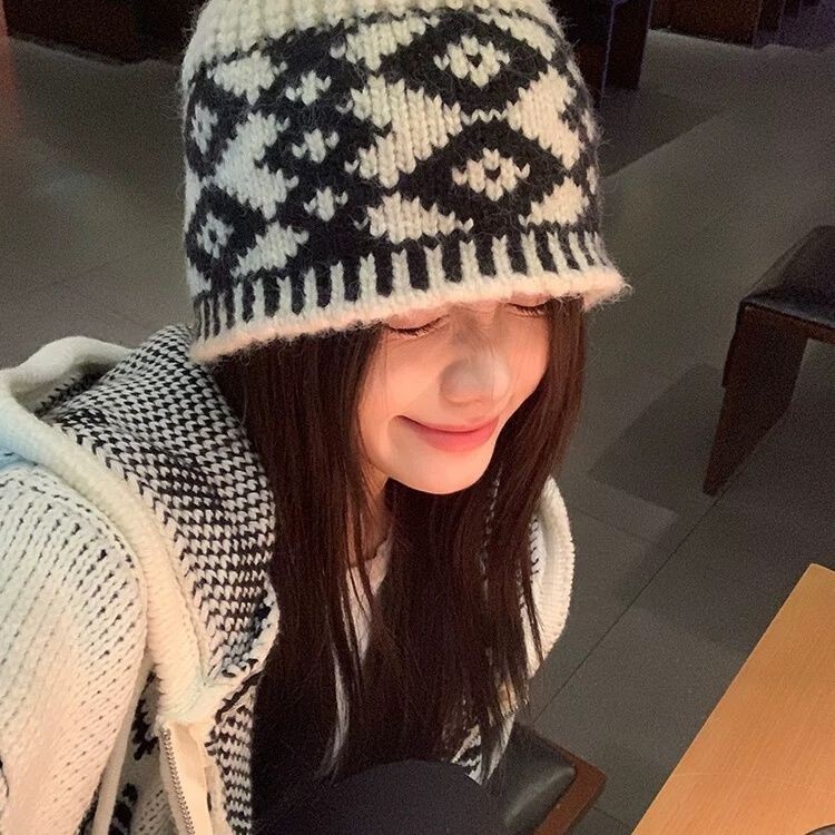สาวฤดูใบไม้ร่วงและฤดูหนาวย้อนยุคสีบล็อกเพชรถักหมวกทําด้วยผ้าขนสัตว์