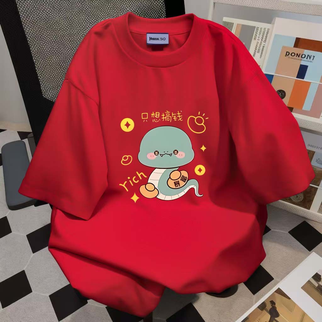 (จัดส่งตลอด 24 ชั่วโมง)Woo Right 2025 สีแดงจีนเสื้อยืดคอกลมผู้ชายไม่ยืดผ้านุ่มสบายพิมพ์การ์ตูน