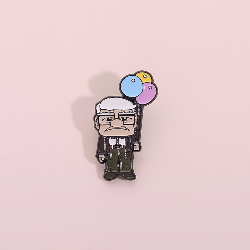 Up Cartoon ตัวอักษรป้ายโลหะบอลลูนน่ารักปู่ Carl Fredricksen เข็มกลัดเคลือบกระเป๋าเป้สะพายหลังอุปกรณ์เสริมของขวัญสําหรับเพื่อน