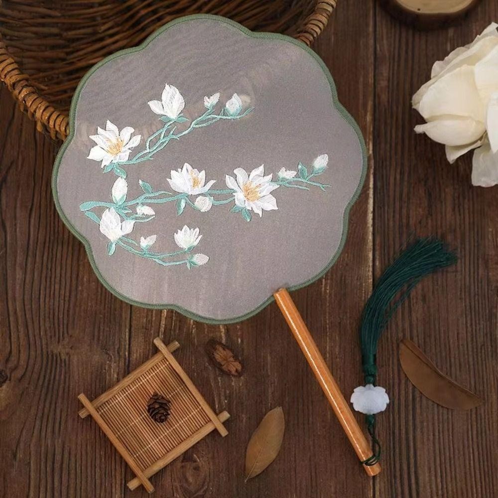 Back2life พัดลมเย็บปักถักร้อยลายดอกไม้มือถือสไตล์จีนพัดลมกลมโบราณพร้อมจี้ Tuan พัดลมพู่พัดลมผ้าไหมตกแต่งบ้าน - รูปที่ 4