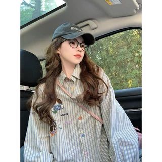 Chili Koko เสื้อสีฟ้าผู้หญิง ลายปักน่ารัก เสื้อเชิ้ตแขนยาว เสื้อแจ็คเก็ต W584