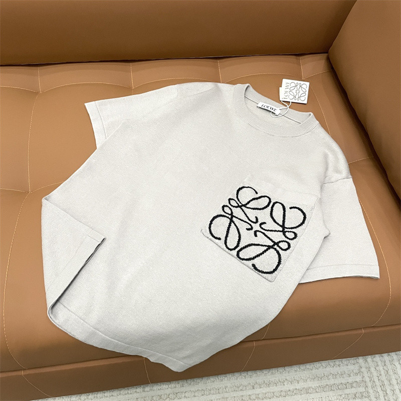 เสื้อ_loan-off_jacquard_แขนสั้น สไตล์_high_street สำหรับผู้ชายและผู้หญิง ทันสมัย สบายๆ คล้องคอมีความ