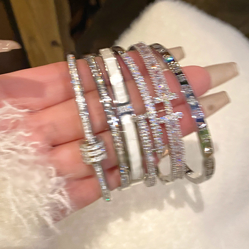 สร้อยข้อมือรูปทรงเรขาคณิตเพทายชุบทองแท้หรูหราเบาๆสร้อยข้อมือระดับไฮเอนด์เครื่องประดับเรียบง่าย