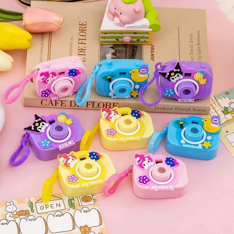 พร้อมส่ง 1ชิ้น สุ่มลาย พวงกุญแจกล้อง ฉายภาพได้ เล่นได้ มีไฟ ห้อยกระเป๋า เป็นของขวัญ น่ารักๆ thumbnail 3