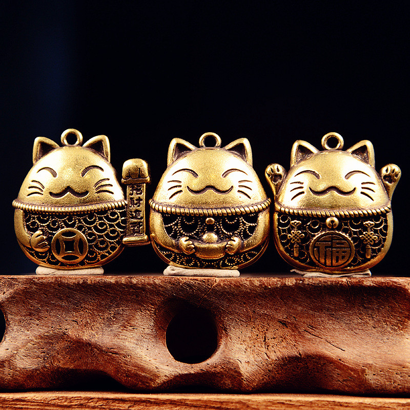 ใหม่แมวโชคดีขนาดเล็กทองเหลืองพวงกุญแจรถสร้างสรรค์พวงกุญแจจี้กลวงแมวย้อนยุคชายหญิงที่สําคัญ2025 เยว่หยิง