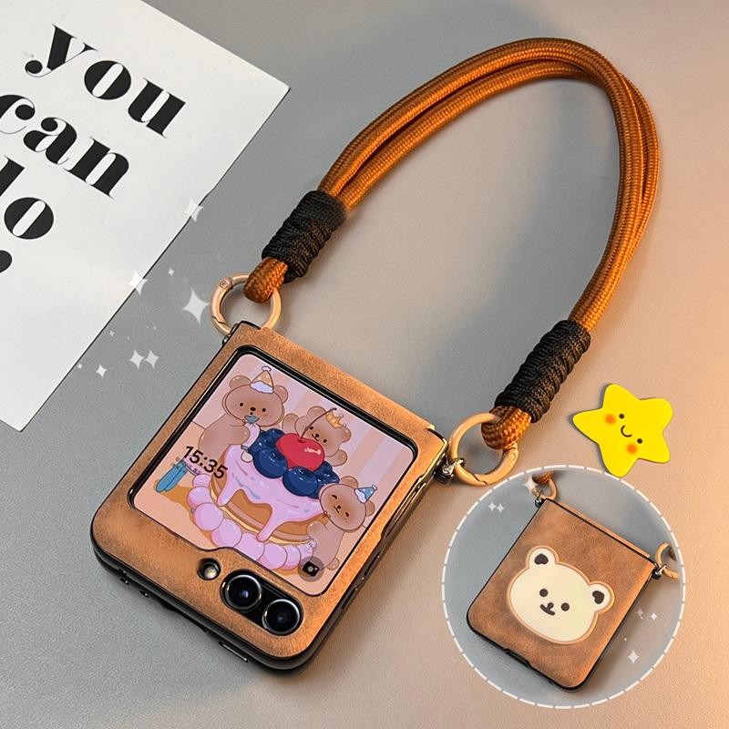 SAMSUNG หมีน่ารักเกาหลีCrossbody Lanyardสีน้ําตาลหนังแบบพกพาเชือกเคสโทรศัพท์สําหรับSamsung Galaxy Z Flip 7 8 Z Flip8 ZFlip 7 Zflip6 Zflip5 กันกระแทกปกหลัง