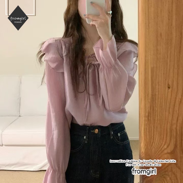 เสื้อสีม่วงหวานกับเสื้อเชิ้ตแขนยาวหลวมสีขาว