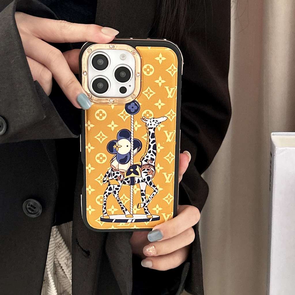 สัตว์ยีราฟสีเหลือง แฟชั่นหนัง dot เจาะโลหะกล้อง bezel เคสโทรศัพท์อินเทรนด์สําหรับ iphone 6promax 16 15 14 13 Pro Max ธุรกิจเคสโทรศัพท์ลําลอง