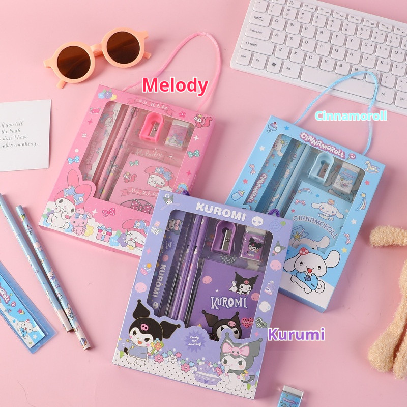 เซ็ตของขวัญเครื่องเขียน Kuromi Melody Cinnamoroll ใหม่ – เซ็ตของรางวัลสำหรับเด็กนักเรียน 6 ชิ้น ดีไซน์การ์ตูนน่ารัก หากท่านต้องการข้อมูลเพิ่มเติมหรือมีคำถามอื่น ๆ โปรดแจ้งให้ทราบได้เลยนะคะ