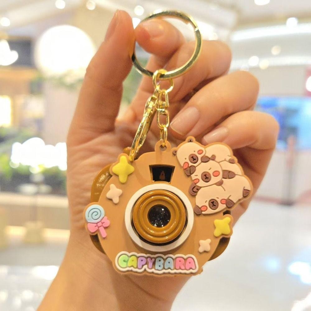 PHOECAXON Capybara พวงกุญแจ, กล้องโปรเจคเตอร์ Kawaii Kapybara จี้, Creative คีย์อุปกรณ์เสริมกระเป๋านักเรียนเครื่องประดับซิลิโคน Capybara ตุ๊กตาสาวของขวัญ ราคา ถูกที่สุด ดีลบีเคเค แกลเลอรีภาพที่ 7