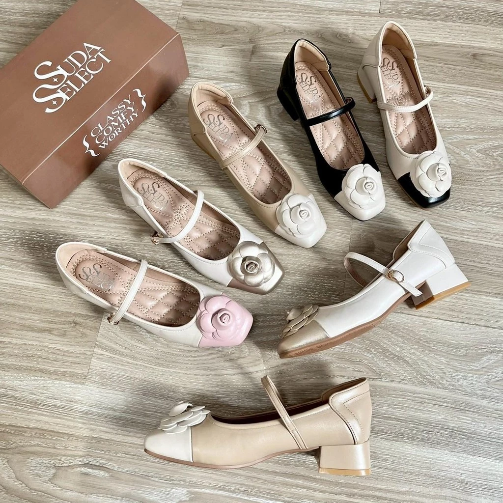 SudaSelect: รองเท้าคัตชู ทรงเมรี่เจน สีทูโทน แต่งด้วยดอกคามีเลียใหญ่ ส้นสูง 1.5นิ้ว รหัส352CM