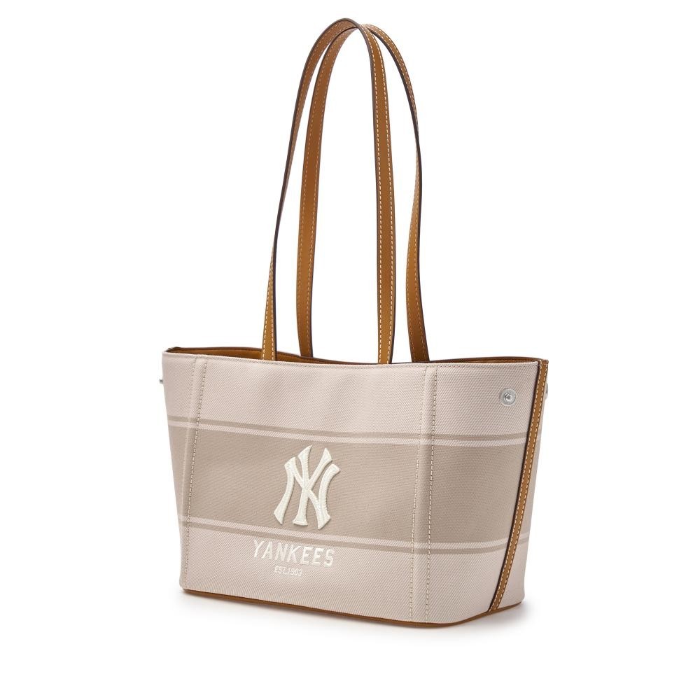 MLB กระเป๋าสะพายไหล่ ยูนิเซ็กส์ Unisex Varsity Lettering Logo Canvas Shoulder Bag รุ่น 3ABQB015N 50CRS สีครีม