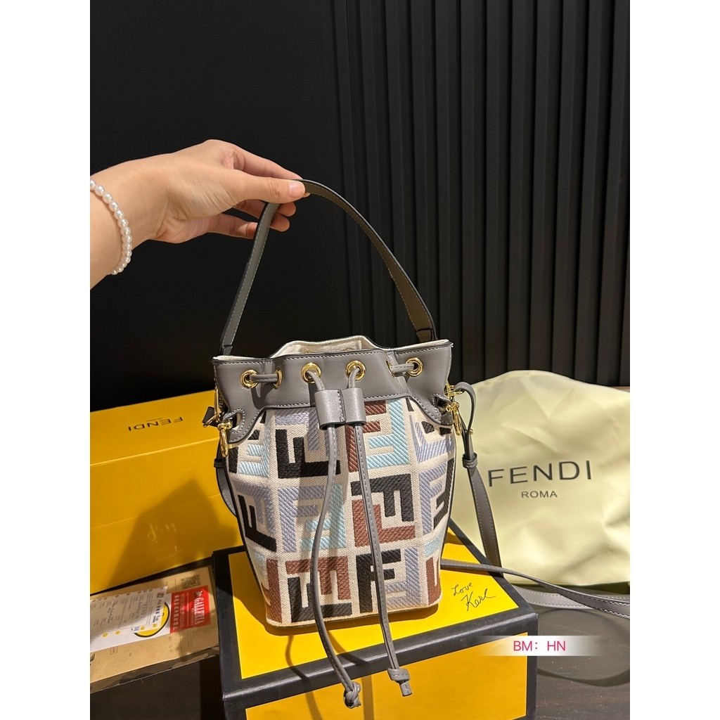 Fendi Bucket Bag ผู้ชายและผู้หญิงกระเป๋าสะพาย Tote Bag กระเป๋าถือผู้หญิง High-End Luxury Shopping Ba