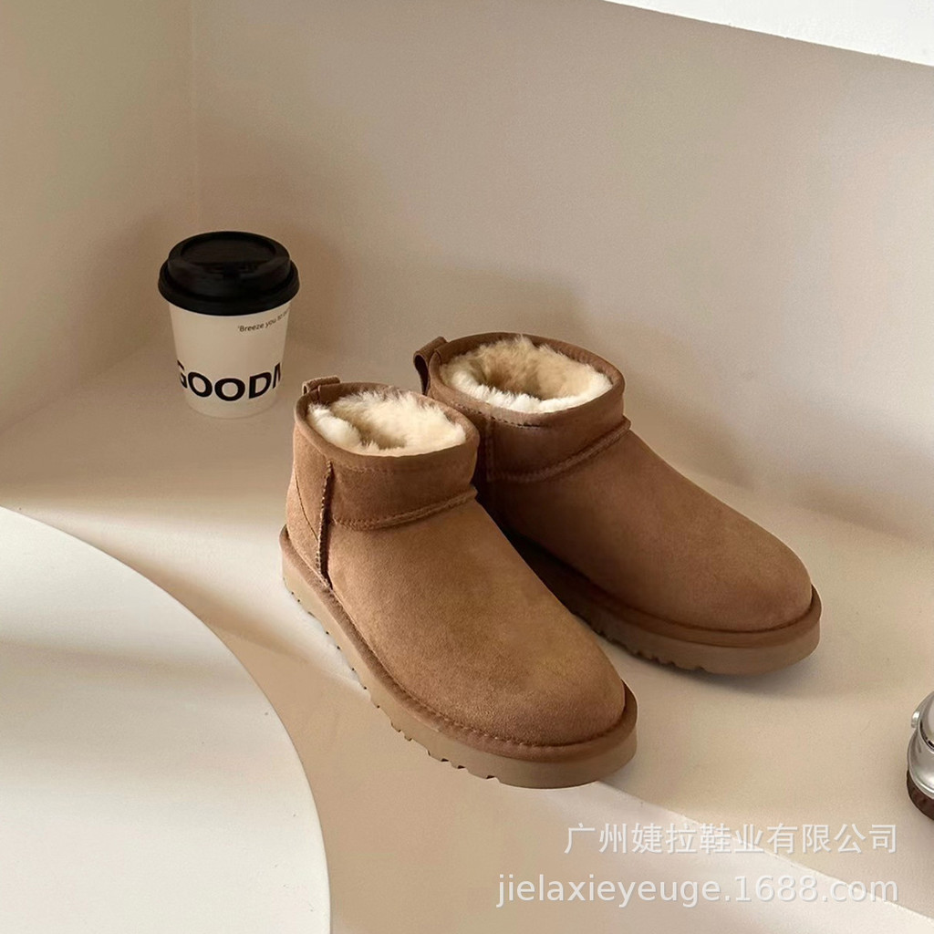 รองเท้าบู๊ตหิมะสำหรับผู้หญิง ออกแบบคล้าย Uggs ทำจากหนังแกะและผ้าฝ้าย