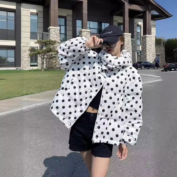 เสื้อขนเป็ด เสื้อขนแกะ ฤดูใบไม้ร่วง/ฤดูหนาว 2024 ใหม่สีดําและสีขาวลายจุดแจ็คเก็ตผู้หญิงสั้นผู้ชายขนาดเล็กมีฮู้ดขนมปังแจ็คเก็ต Tide