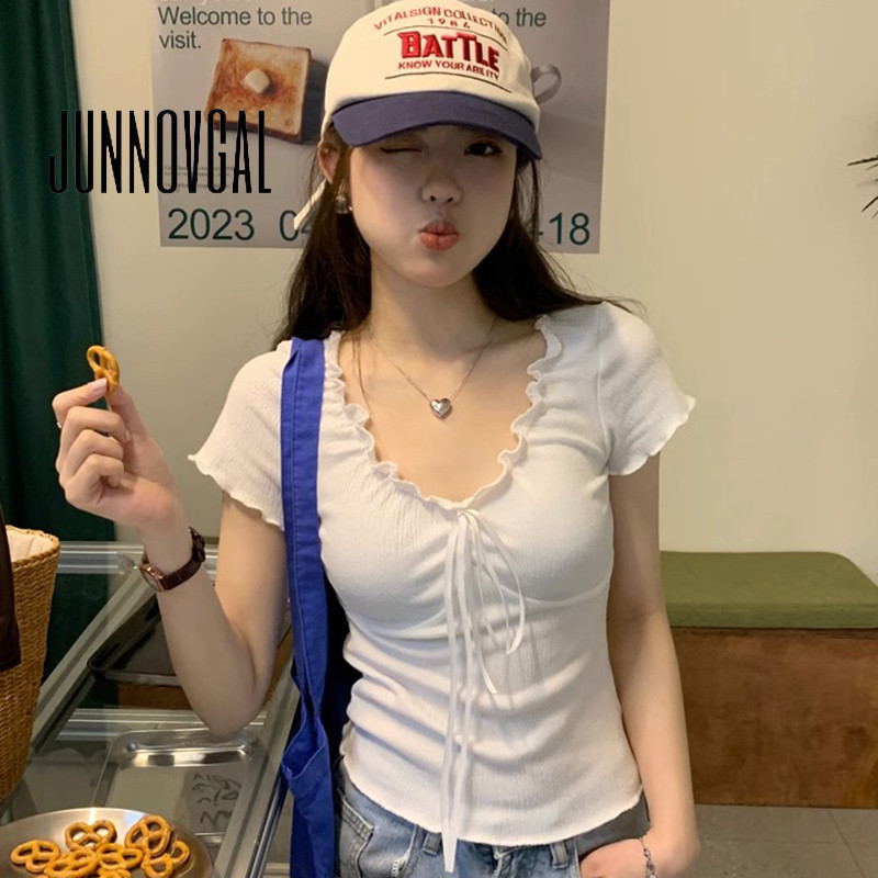 JUNNOVGAL เสื้อยืดผู้หญิง 2025 สีทึบ คอวี แขนสั้น แฟชั่นทุกวัน Casual Slim Fit
