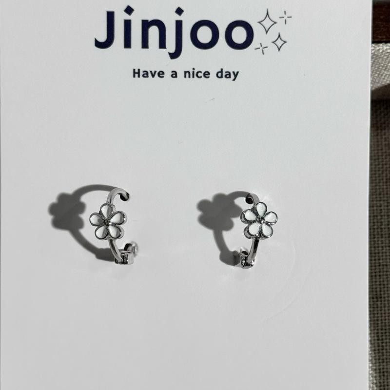 Jinjoo ต่างหูดอกไม้ รุ่น Daisy Hug ดีไซน์ดอกไม้สีขาว โซคิ้ว ขนาด 9 mm.