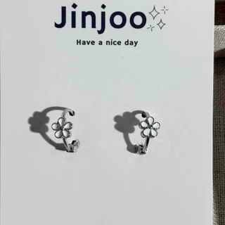 Jinjoo ต่างหูดอกไม้ รุ่น Daisy Hug ดีไซน์ดอกไม้สีขาว โซคิ้ว ขนาด 9 mm.