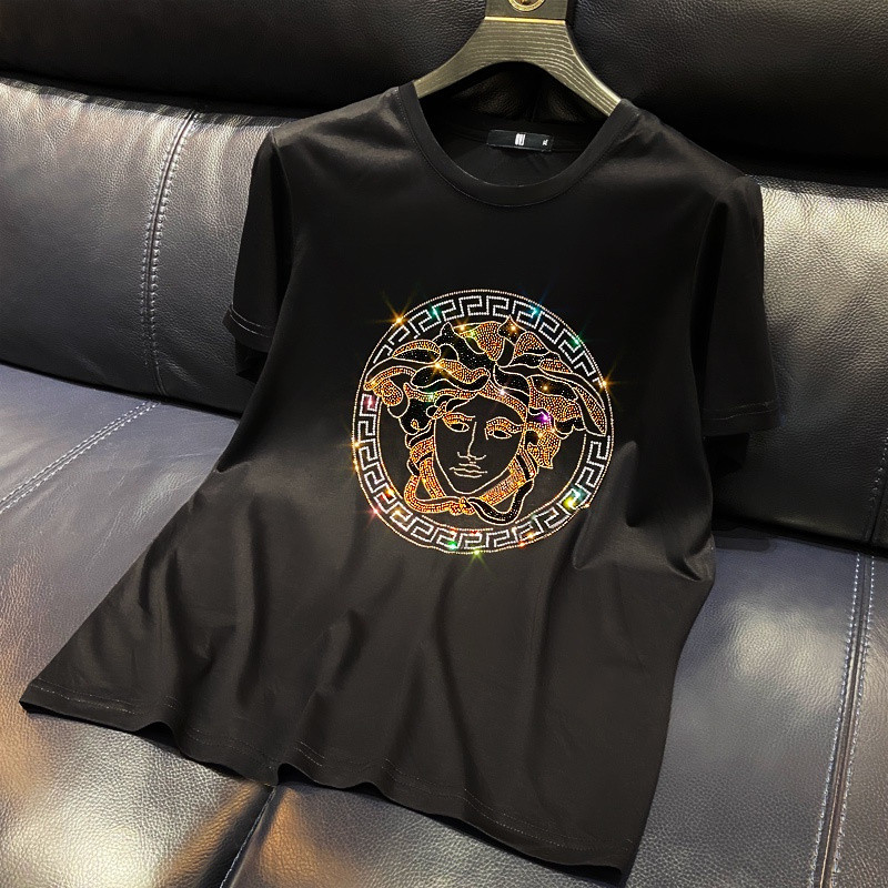เกรดสูง แฟชั่นแบรนด์หนักร้อนเพชรเสื้อยืดผู้ชายเมดูซ่าอินเทรนด์ครึ่งแขน 2025 ฤดูร้อนใหม่ 3ง แขนสั้น