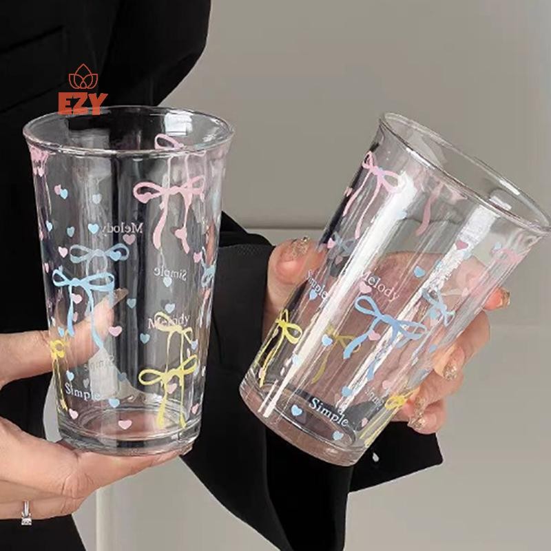 EZY Bow Glass ถ้วยน้ําน่ารักการ์ตูนโบว์ถ้วยแก้วลายน่ารัก Doodle แก้วกาแฟในครัวเรือนผลไม้ชา Lemonade Girls ของขวัญใหม่
