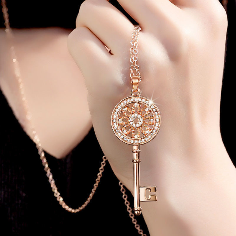 Yoyo Story สร้อยคอ High-End เสื้อกันหนาวยาวหญิงฤดูหนาว Niche High-End จี้หรูหราจี้แฟชั่น EQL9