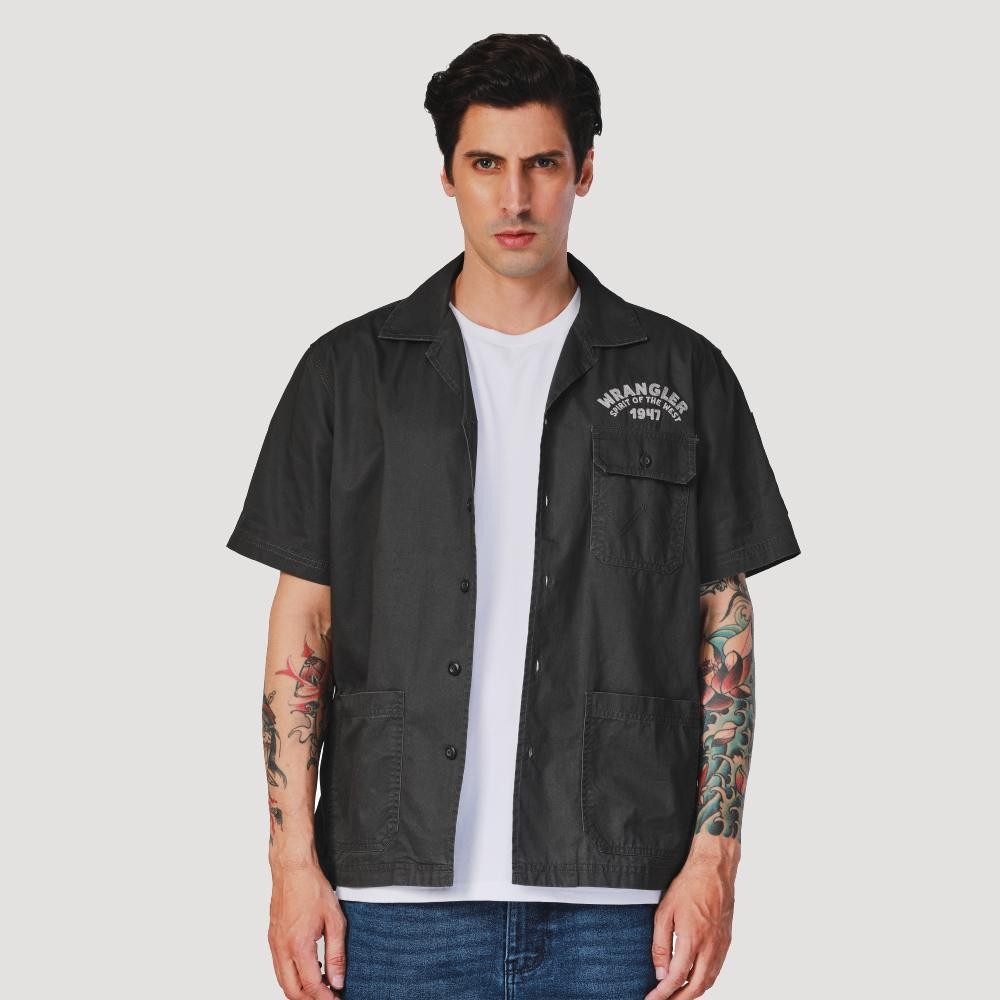 WRANGLER เสื้อเชิ้ตแขนสั้นผู้ชาย คอลเลคชั่น Legend Of Wrangler FW24 รุ่น WR F224MSHSN15 สีเทาเข้ม