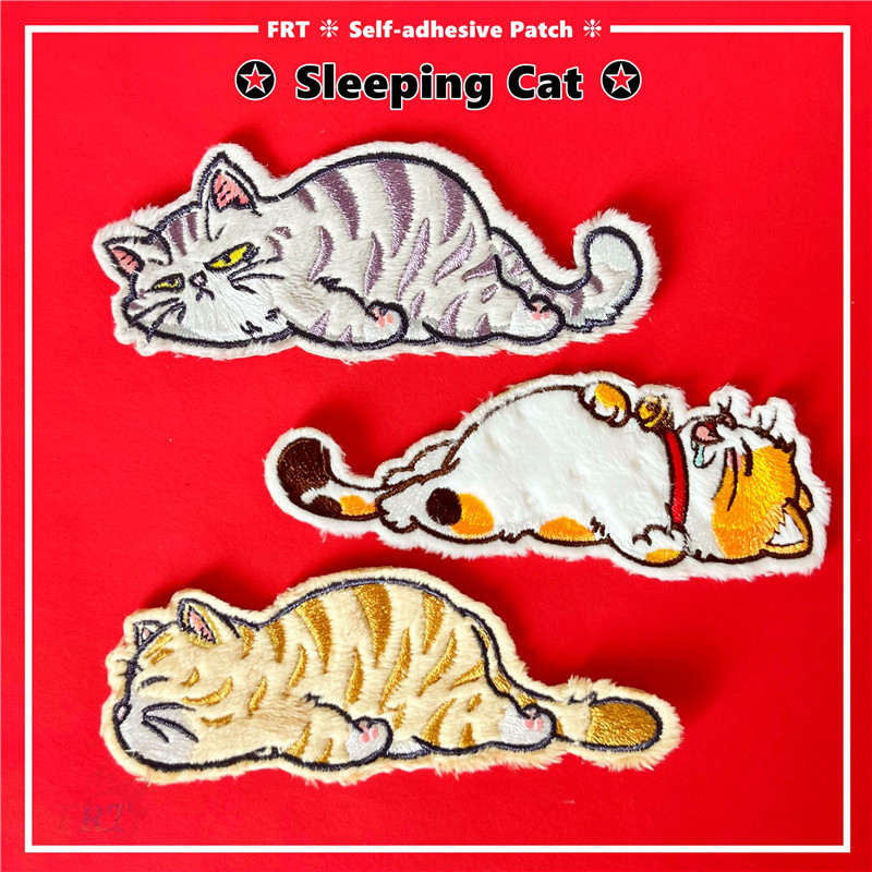 ☸ Q Sleeping Cats Plush Self-กาวสติกเกอร์ Patch ☸ 1 ชิ้น/3 ชิ้น DIY เหล็กบนเย็บเสื้อผ้ากระเป๋าอุปกรณ์เสริมตกแต่งป้ายแพทช์