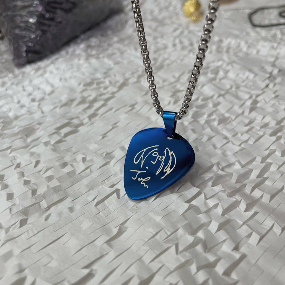 John.Lennon Pick Necklace สามารถเล่นพื้นผิวแปรงโลหะไทเทเนียมเหล็กตัวอักษรเลเซอร์ทนต่อการสึกหรอ #MI58YA#