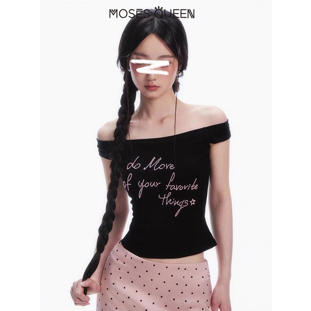 MOESSQUEEN  เสื้อยืดตัวอักษรไหล่เดียวสุภาพสตรี 2025 ฤดูร้อนการออกแบบใหม่ Sense Spice Girl เสื้อคลุมสั้นฤดูร้อน #63011