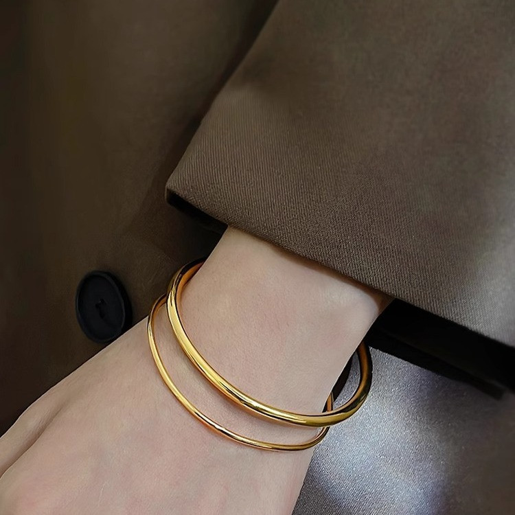 สร้อยข้อมือสแตนเลสชุบทอง 18K หรูหราและเรียบง่าย สำหรับผู้หญิง โมเดล C04