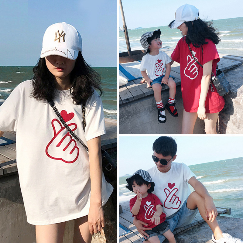 พร้อมส่ง&COD RINA STUDIO เสื้อผ้าพ่อแม่ลูก เสื้อยืดแขนสั้นลายหัวใจสำหรับครอบครัวที่ชายหาด