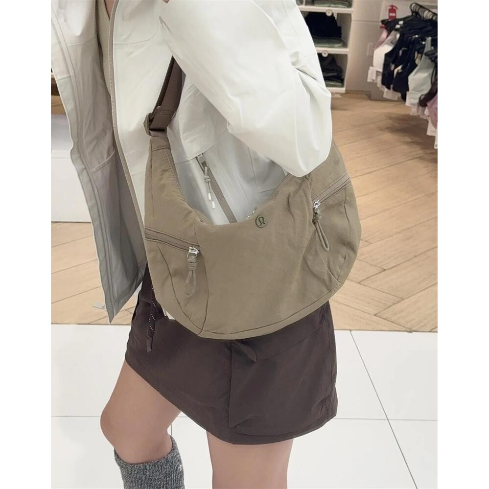 Lululemon Slouchy Sling Bag กระเป๋าสะพายความจุขนาดใหญ่กระเป๋าสะพายข้างกันน้ําฟิตเนสโยคะกระเป๋า