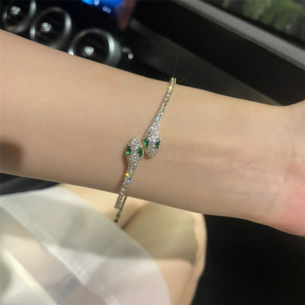 ใหม่น้ําแข็งสีฟ้าวิญญาณงูเพชรเต็มวิญญาณสร้อยข้อมืองูดึงออกเครื่องประดับมือระดับไฮเอนด์