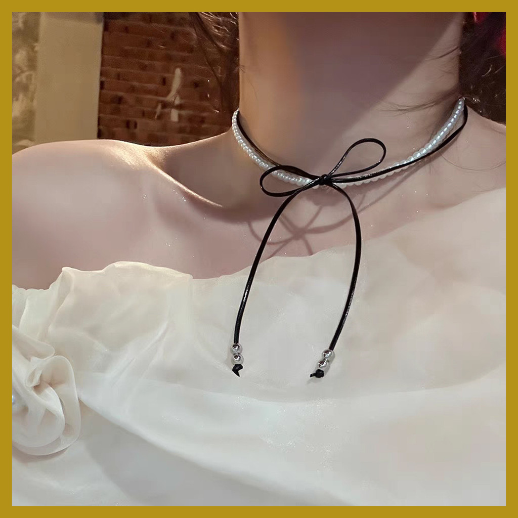 สร้อยคอโบว์มุกสองชั้นสำหรับ 여성 ออกแบบมาเพื่อเน้นเส้นสายบนลำตัว โดยมีโซ่สไตล์กระดูกไหปลาร้า