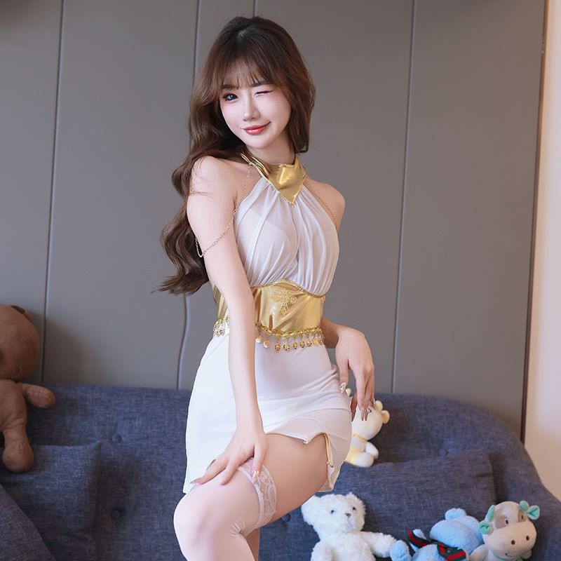 1441 ชุดชั้นในผ้าซาตินสีขาวพร้อมทองเน้นคอเชือกแขวนคอหน้าอกเดรปอรี่เหรียญทองเปิดหลังสายแยกกระโปรงมินิ